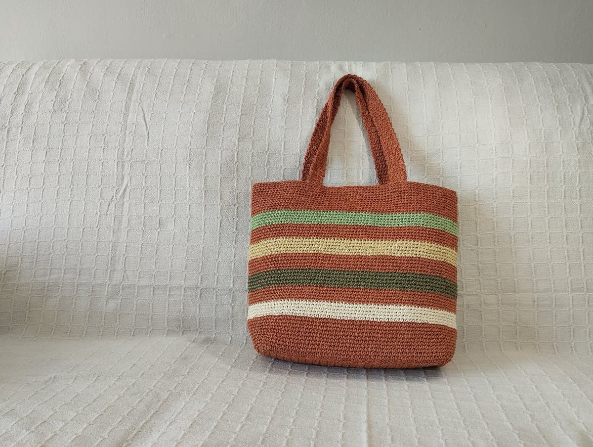 İç Astarlı Cepli Çıtçıtlı Çanta (41x31 cm)